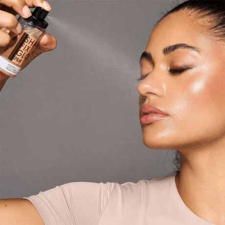 Catrice-Shake-Fix-Glow-Spray-application