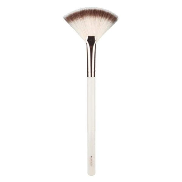 mua-highlighting-fan-brush